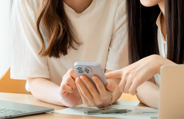 ゲスト別の最適解｜親族・友人・職場で変える引き出物カードの選び方【fitau】